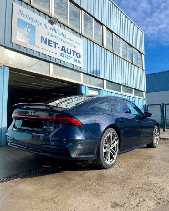 Nettoyage automobile extérieur sur une Audi bleu